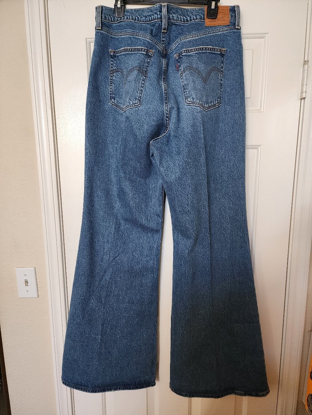 Ribcage Levi's Medium Blue Wide-Leg High-Rise Jeans - Picture 4 of 10
